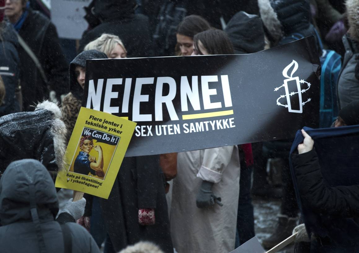 En gruppe mennesker holder et banner med Amnesty Internationals logo, og teksten "Nei er nei", under 8.mars-markeringen i Oslo. Foto: Berit Roald/NTB Scanpix